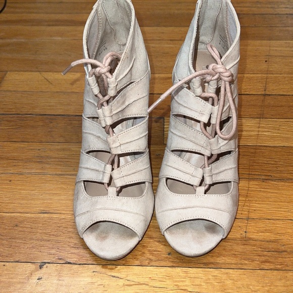 Kelly & Katie Vandra Lace-Up Open/Peep Toe Heels, size 8 - Picture 5 of 11